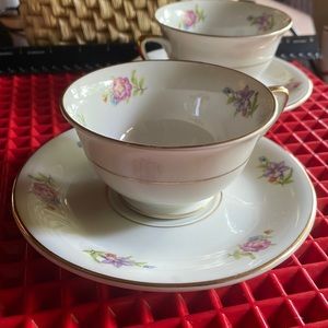 VINTAGE JACKSON CHINA PAIR OF BEAUTIFUL FLORAL & GOLD HANDLE TEACUPS & SAUCERS